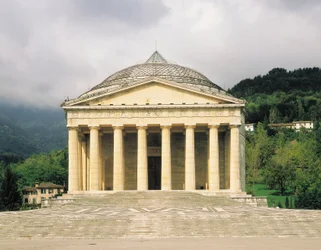 Pronao, Tempio Canoviano o Chiesa arcipretale della Santissima Trinità, progettata da Antonio Canova (1757-1822), Possagno, Veneto, Italia