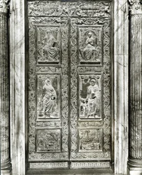 Pannello di rilievo della porta decorato con scene di Cristo, la Vergine, SS. Pietro e Paolo e la vita di Papa Eugenio IV
