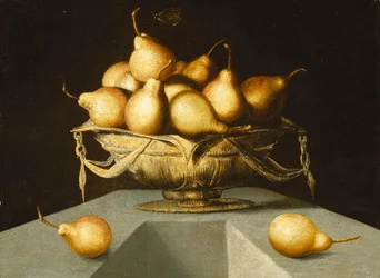 Pere in una ciotola su un plinto di pietra