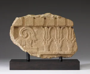 Frammento di un fregio con un Ibex e Oryxes, V-IV secolo a.C.