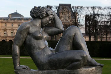 Jardin des Tuileries, Aristide Maillol, Montagne 1937 (piombo), Parigi, Francia (foto)