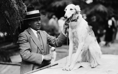 Proprietario con il suo cane a una mostra canina, Italia, c.1905