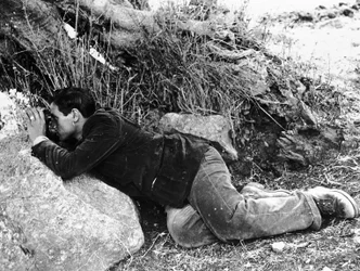 Salvatore Giuliano nascosto nella boscaglia, 1937