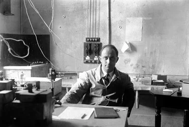 Il fisico italiano Enrico Fermi (1901-1954 Premio Nobel per la Fisica nel 1938) in laboratorio (foto b/n)