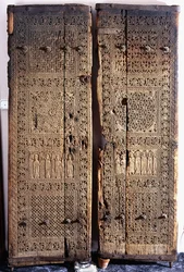 Una coppia di porte armene scolpite in noce, raffiguranti Cristo con sei apostoli e santi
