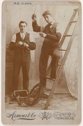 Ritratto di installatori di luce elettrica, c. 1904 (foto)