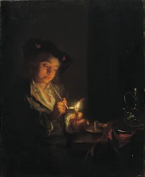 Interno illuminato da candele con un giovane seduto a un tavolo, che accende la sua pipa