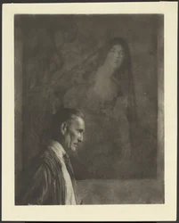 [Uomo con baffi piccoli e ordinati di profilo in posa davanti a un dipinto di donna in costume spagnolo].