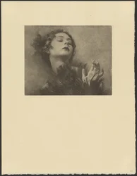 [Donna con ventaglio di piume di pavone]