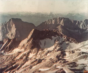 Fotografia aerea delle montagne alpine