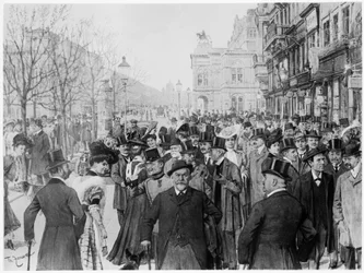 Parata sulla circonvallazione a Vienna. stampa basata su un dipinto a olio circa 1900 di Theo Zasche