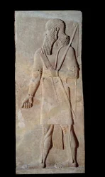 Arte mesopotamica (Assiria): Guerriero in armi dalla corte del palazzo del re di Assiria Sargon II (721 - 705 a.C.). Parigi, Museo del Louvre