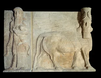 Arte mesopotamica (Assiria): cortile del palazzo del re di Assiria Sargon II (721-705 a.C.): toro androcefalo alato con eroi che dominano un leone. Parigi, Museo del Louvre