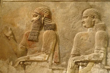 Dettaglio di Sargon II e guardia, rilievo dal palazzo del re Sargon a Khorsabad, circa 716-713 a.C.