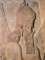 Dettaglio di un rilievo in alabastro che rappresenta un genio alato protettivo, dal Palazzo di Sargon II (Dur Sharrukin), re di Assiria a Khorsabad, Iraq. 722-705 a.C. (rilievo in alabastro)