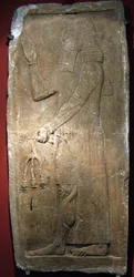 Sacerdote che tiene un ramo di melograno (dettaglio)