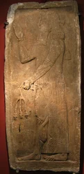 Sacerdote con un ramo di melograno (dettaglio)