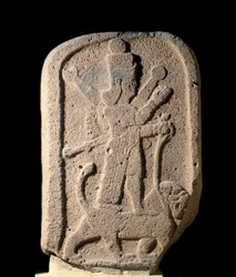 Stele che rappresenta la dea Ishtar di Arbela che tiene un leone. Rilievo in basalto del periodo neo-assiro (1000-612 a.C.) VIII secolo a.C. Parigi, Museo del Louvre