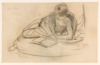 Modello a riposo, che legge su un divano