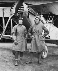 Capitano Syd Addison di Huon, Tasmania e Tenente Hudson Fysh di St Leonards, Tasmania, entrambi del No 1 Squadron del Corpo Volante Australiano, davanti a un Bristol F2B Fighter, 29 dicembre