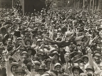 Folla a Martin Place, Sydney, che celebra la notizia della firma dell