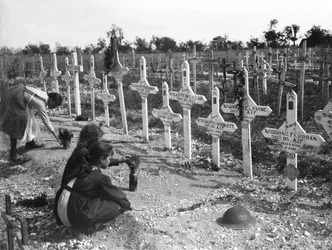 Bambini francesi che curano le tombe al Cimitero di Adelaide di australiani uccisi in battaglia sul Fronte Occidentale, Villers-Bretonneux, Francia 26 agosto 1919