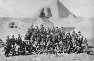 Ritratto informale di una Scuola di Segnalazione della Fanteria Australiana davanti alla Sfinge e alla Piramide. Attrezzature di segnalazione in primo piano, c.1915