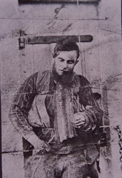 Joe Byrne, membro della banda Kelly, appeso dopo la morte, 29 giugno 1880