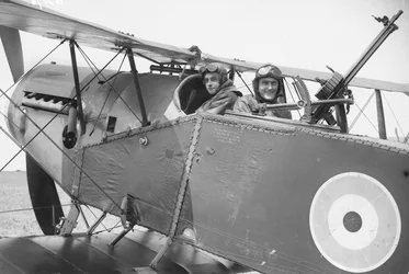 Tenente Brown (sinistra) e Tenente G Finlay (destra), del Corpo Volante Australiano in un Bristol Fighter, circa dicembre 1917