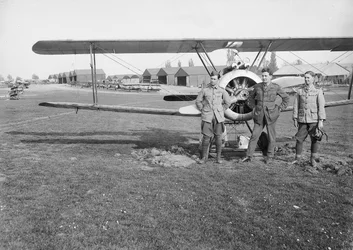 Tenenti Jack Henry Weingarth (sinistra), Roy George Smallwood (centro), e Vincent George Sheppard, del No. 4 Squadron, Corpo Volante Australiano, davanti a uno dei Sopwith Camel dello Squadrone