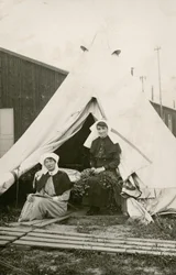 Sorella Eleanor Wibmer Jeffries e Sorella Nellie Constance Morrice (a destra) fuori dalla loro tenda al No 3 Australian General Hospital con fiori raccolti dalla riva della Somme, c. giugno 1917