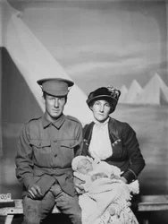 Ritratto in studio del soldato 1159 George Beamish Swanton, 24° Battaglione australiano, di Werribee, Victoria, con sua moglie Nellie e il loro giovane bambino, Joan Helen, circa maggio 1915