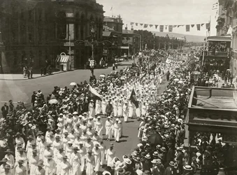 Donne che tengono una marcia per il Giorno della Pace lungo King William Street, Adelaide, Australia Meridionale, novembre 1918