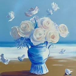 Fiori sulla spiaggia nel vaso blu
