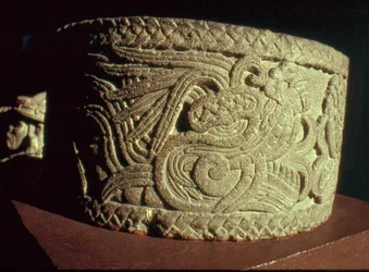 Urna con serpente piumato