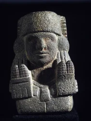 Arte azteca: rappresentazione di Chicomecoatl (detta anche Xilonen), dea del mais e della fertilità. Museo nazionale di antropologia, Messico