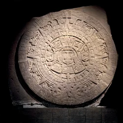 Civiltà precolombiana: il calendario azteco (Pietra del Sole): disco di pietra di 3 m di diametro che rappresenta il calendario azteco e la cosmogonia, al centro è rappresentata la divinità del Sole Tonatiuh, proveniente da Tenochtitlan - Città del Messico