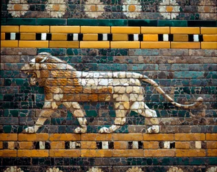 Veduta della Via delle Processioni di Babilonia in piastrelle smaltate: leone in cammino, animale sacro di Ishtar, dea babilonese della guerra e dell