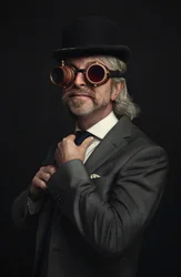 Signore con occhiali steampunk