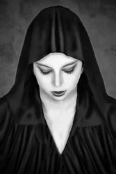 La misteriosa donna incappucciata