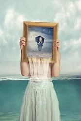 Donna surreale: tempesta interiore