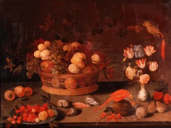 Natura morta di pesche, mele e uva in un cesto di vimini, fiori in un vaso cinese e due pappagalli su un tavolo