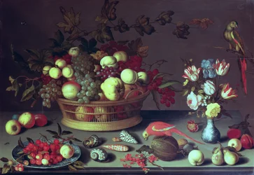 Un cesto di uva e altra frutta