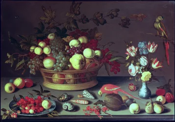 Un cesto di uva e altra frutta
