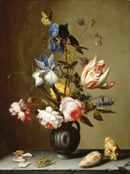 Iris, rose, aquilegia, giacinto e un tulipano in una brocca di ceramica nera, con conchiglie e una cavalletta su un ripiano di pietra