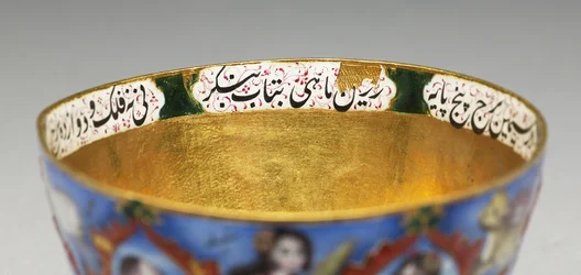 Ciotola con coperchio, piattino e cucchiaio con decorazione astrologica, inizio XIX secolo