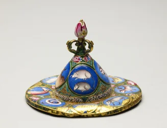 Ciotola con coperchio, piattino e cucchiaio con decorazione astrologica, inizio XIX secolo