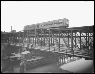 Treno sopraelevato che attraversa il ponte di Wells Street, Chicago, Illinois, USA, c.1905