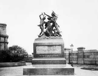 Monumento al Massacro di Fort Dearborn a Calumet Street e 18th Avenue, Chicago, Illinois, USA, c.1900