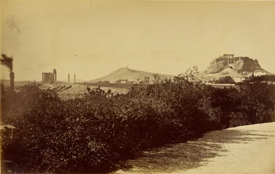 Atene - Tempio di Zeus Olimpio e Acropoli da est.